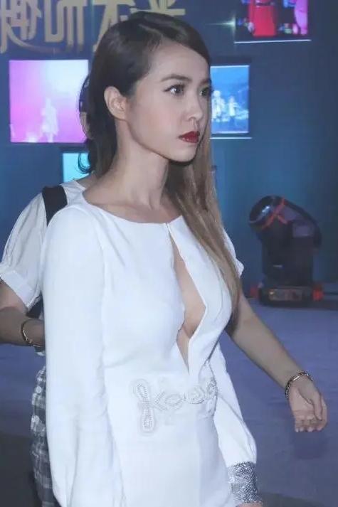 巩俐蔡依林红毯造型引热议！一身华服大开尺度，有实力为何还要拼穿搭，红毯争相斗艳，