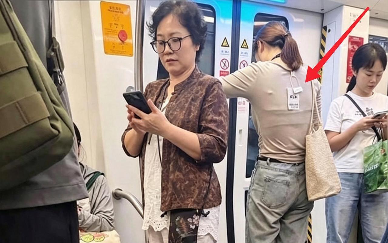 地铁上衣服吊牌都不摘，是打算试穿完退货？坐地铁偶遇这一幕，您见过把新衣服吊牌