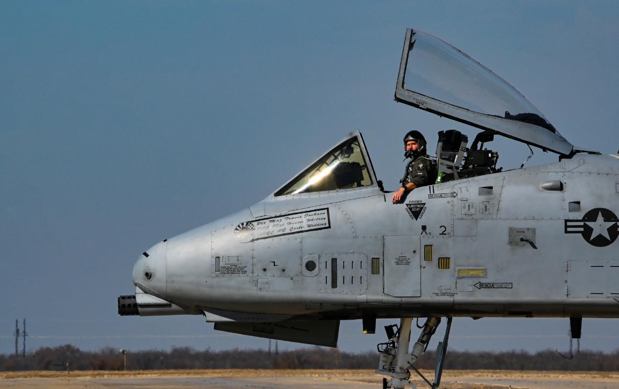 美军A-10攻击机开始下场，长时间低空盘旋，使用GAU-8“复仇者”自动机关炮扫