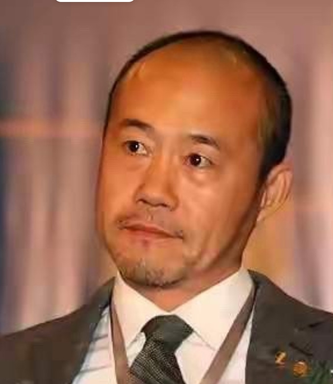 74岁王石，年轻和年老的对比。大家发现了吗？他年轻的时候，眼睛里有一股霸