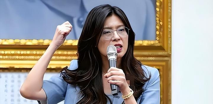 郑丽文无论如何都没有想到，自己9月30日到台南主持中常会，本想摆出“决战深绿”的
