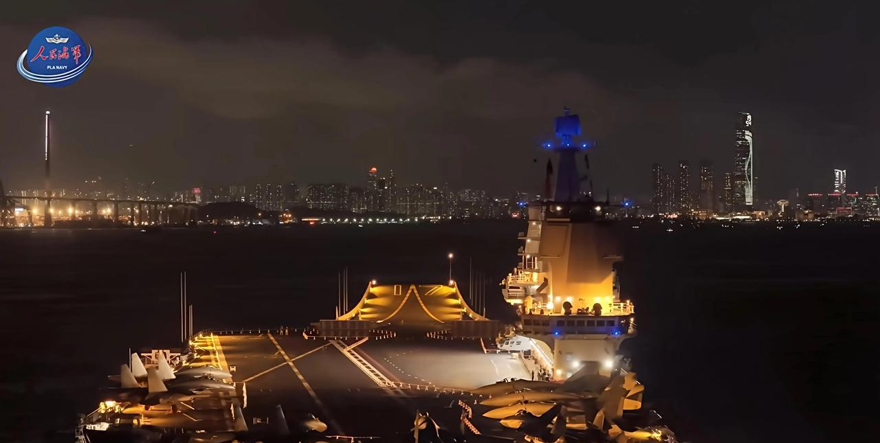山东号航母夜泊香港维多利亚湾的绝美夜景！