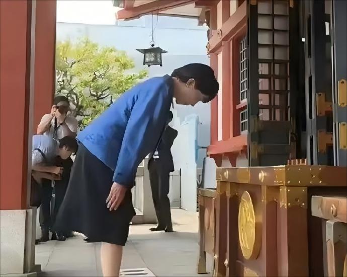 【热点评述】高市早苗“拜鬼”举动已经成为极为敏感的问题，若高市早苗敢于26日去参