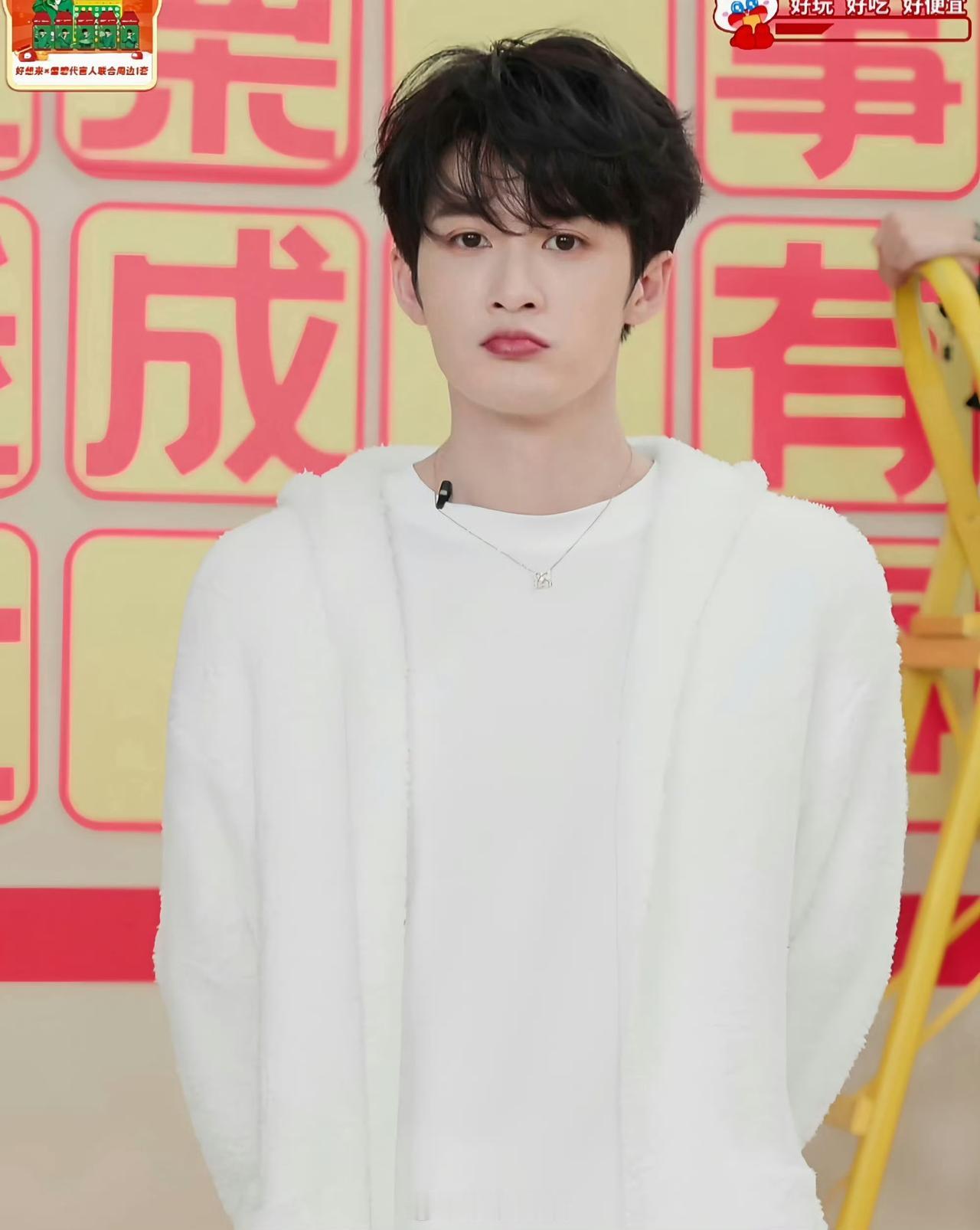 原来檀健次不限流连日常商务直播都能挂热搜前三的程度？防爆看来花不少钱啊？所以啊，