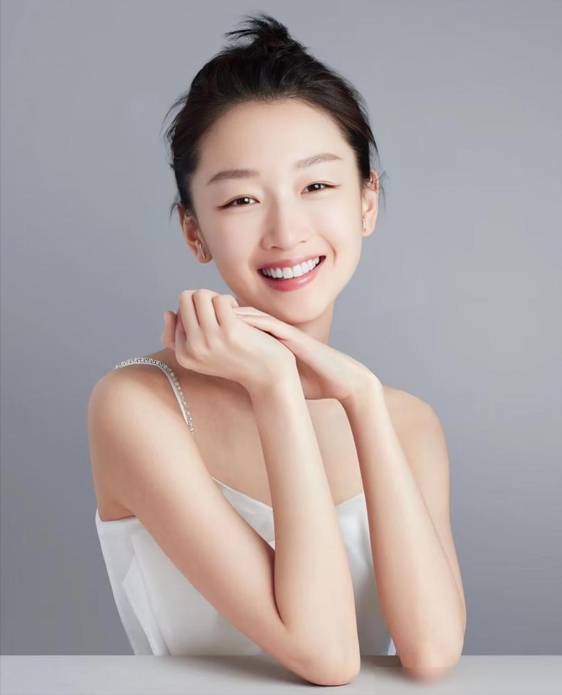 三金影后周冬雨，片酬从千万跌到了300万。真不是空穴来风。网友扒了扒，她这两