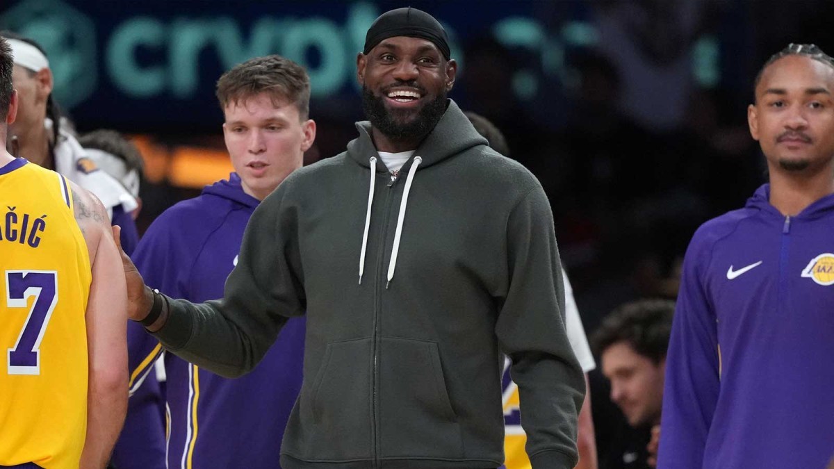 NBA湖人传闻：詹姆斯续约前景堪忧，勇士有意招揽知名记者沙姆斯透露，湖...