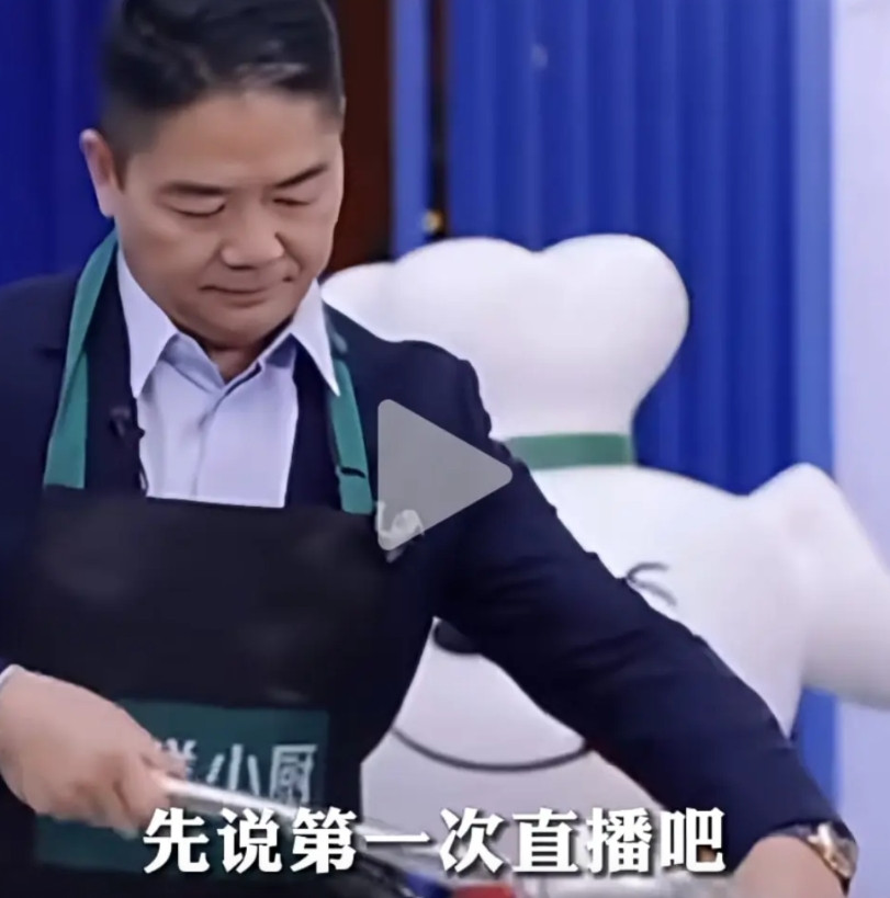 昨天，刘强东现身京东品酒会，现场炒菜。炒菜时，他手上戴着的是百达翡丽5905R。