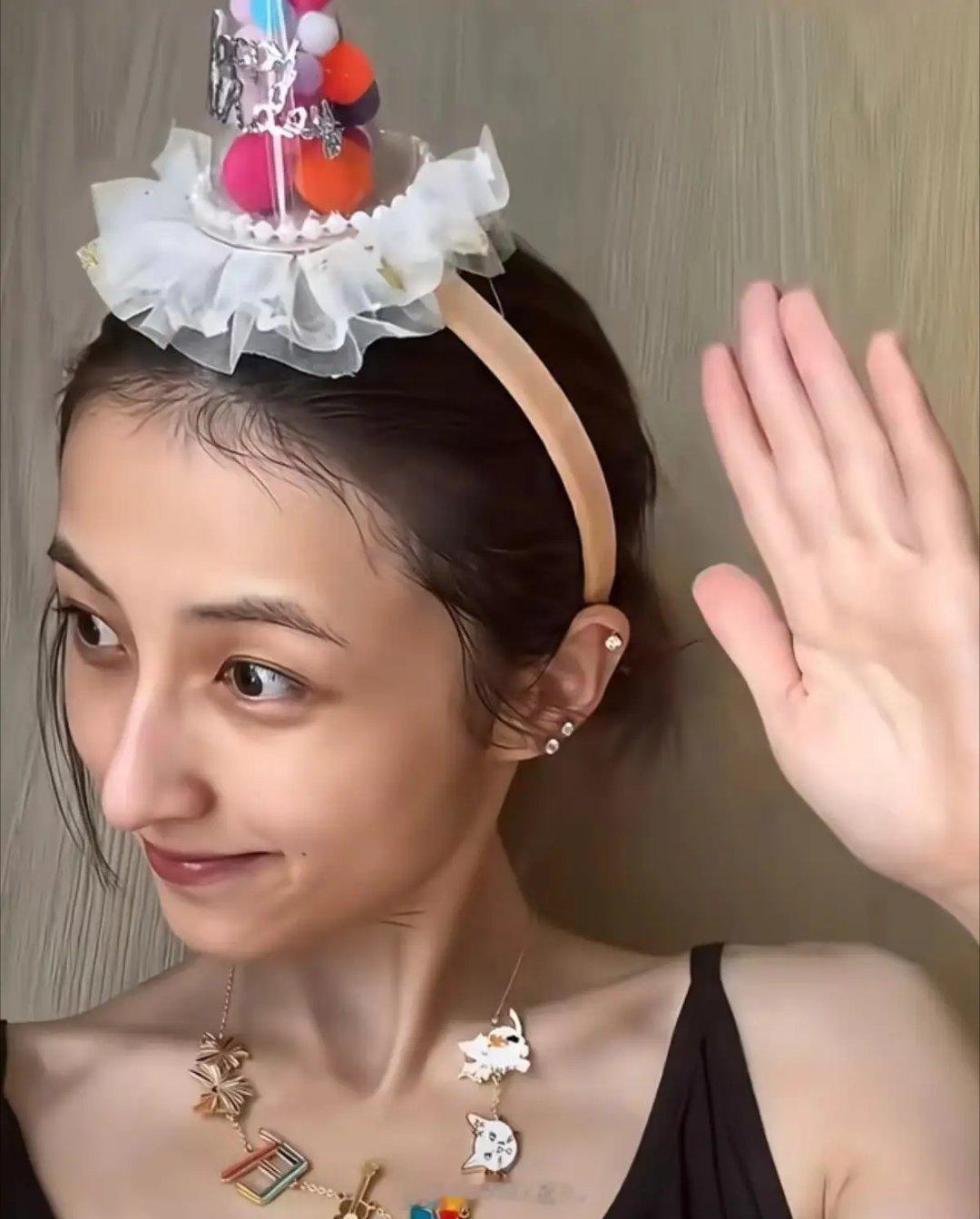 发现了没张子枫有个很明显的变化不是她越来越好看了，而是她变得有点不一样，越来越瘦了看了张子枫生日照片