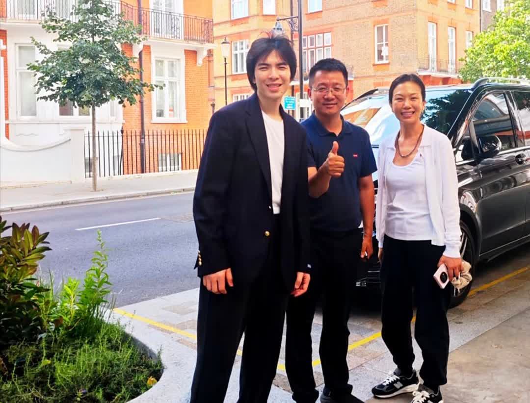 萧敬腾和老婆林有慧到街边苍蝇馆吃牛排面，两人年龄相差14岁，但看着好恩爱，林有慧