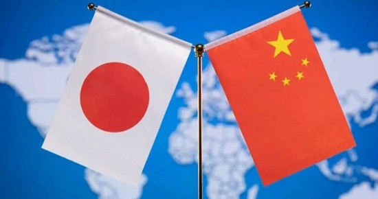 尹锡悦现在真是惨到了极点，为了吹空调纳凉，每天都要见律师两次以上。有人觉