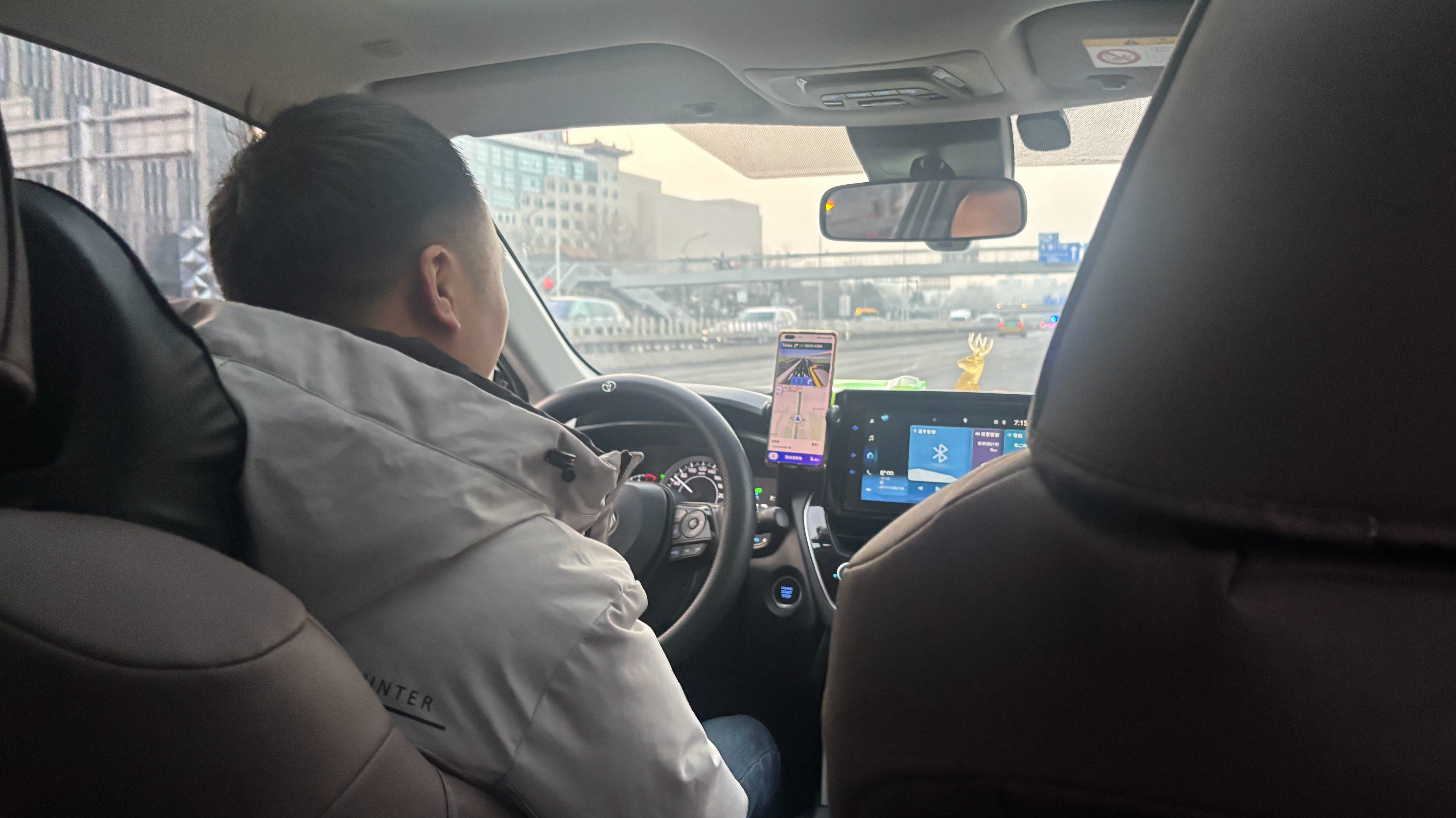 打了辆一汽丰田RAV4荣放，2.0排量的，司机说这车买来三年了，当时花了15万左