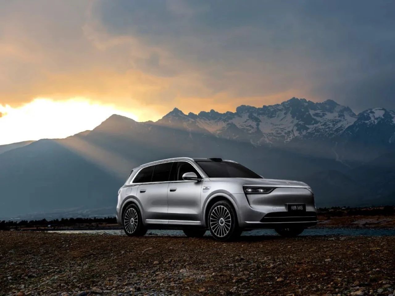 问界M9三登春晚：老友重逢，更见从容