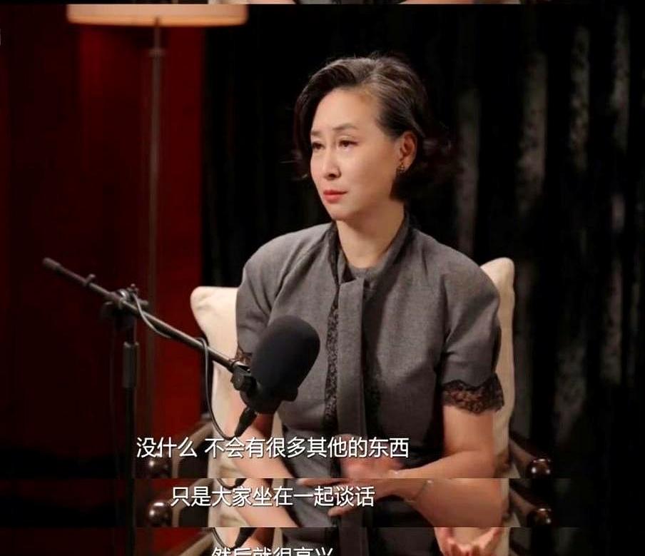 当连“你是谁的女儿”都不能说出口时，苦不在穷，而在规矩。十岁前，何超琼在母亲蓝