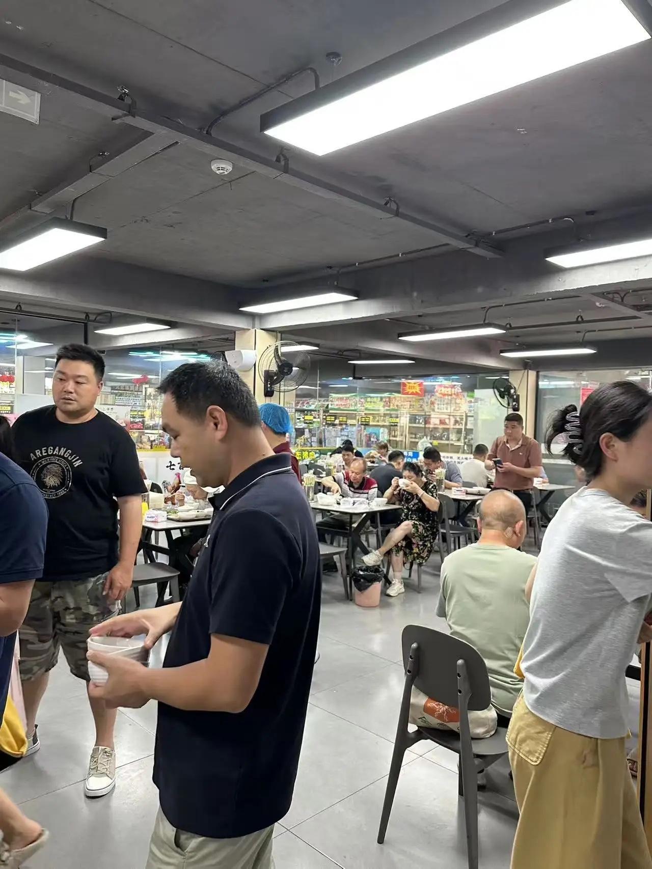 南宁友爱路一社区食堂，凭什么天天挤爆？在南宁西乡塘友爱路，有一家不起眼的社区