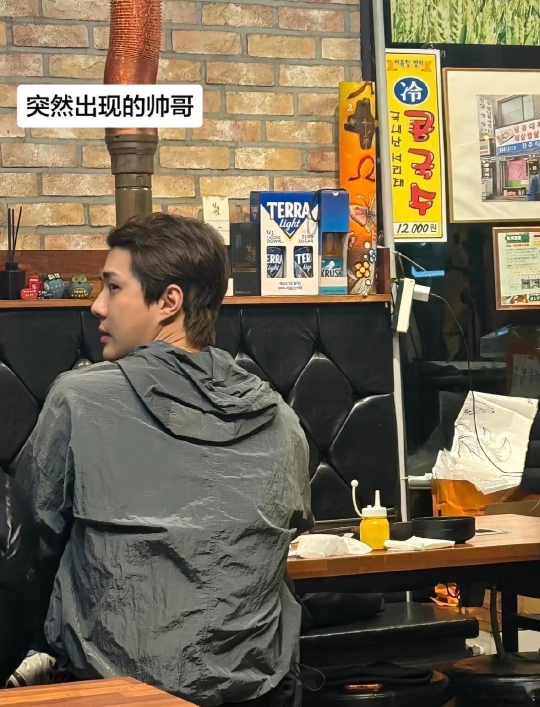 韩国偶遇吴世勋吃饭网友在韩国偶遇吴世勋吃饭，到底谁还在说吴世勋不帅啊。首尔偶遇吴