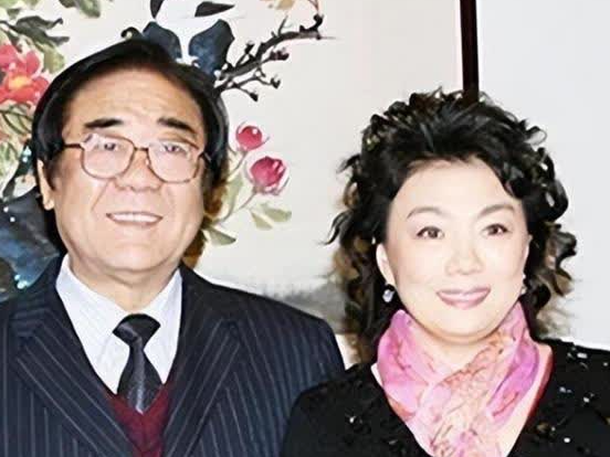 当年，李谷一嫁给金铁霖，婚后一直怀不上孩子，金铁霖说:“离婚吧，是我没有生育能力