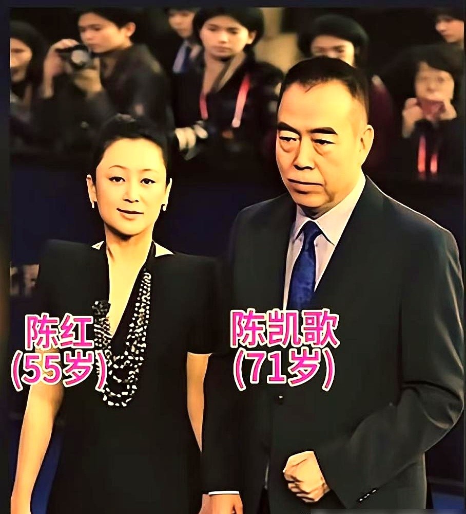 拍戏摔伤疼得直喊，亲妈只甩了一句：能自己爬回去，就能站上台。陈飞宇这星二代当得够憋屈。在家吃饭，长辈