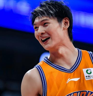 王哲林2分1篮板，上海男篮主场险胜青岛。CBA常规赛，上海男篮主场迎战青岛，这场