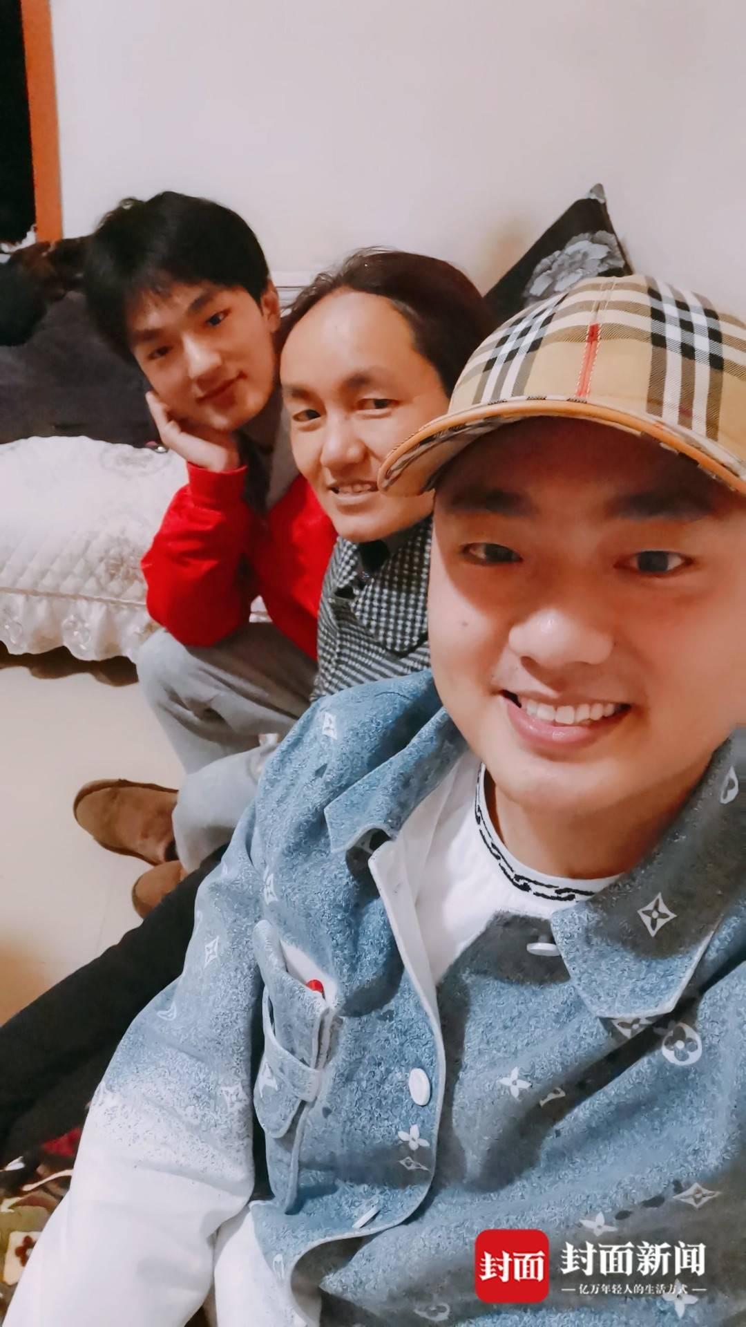 海来阿木和他弟弟长得真像，他母亲有福气，海来阿木有出息。