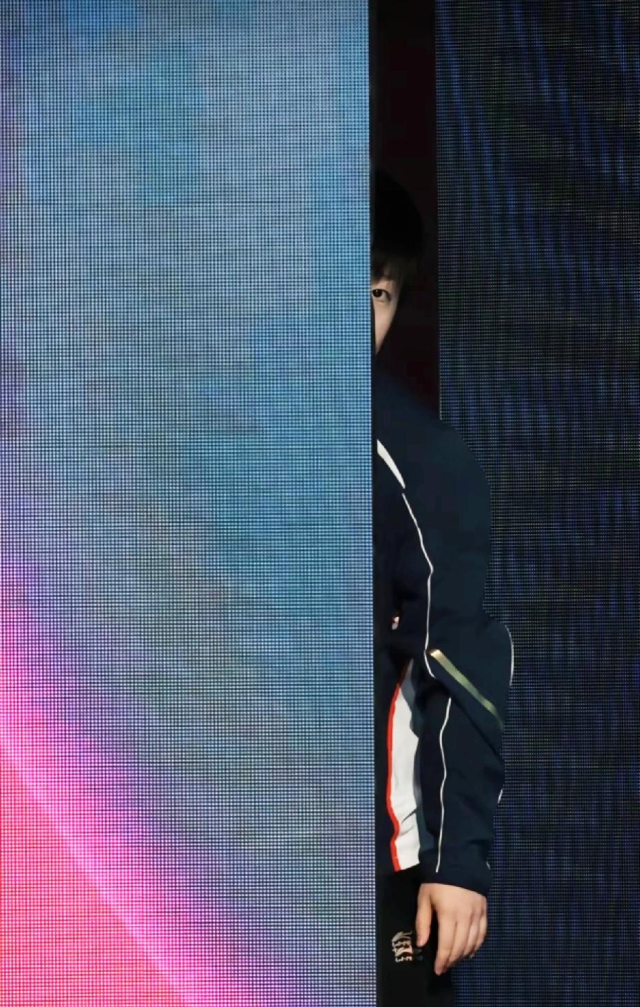 捕捉到小可爱一枚，莎莎你怎么能这么可爱呢。现场的观众堪比鹰眼，这犄角旮旯也