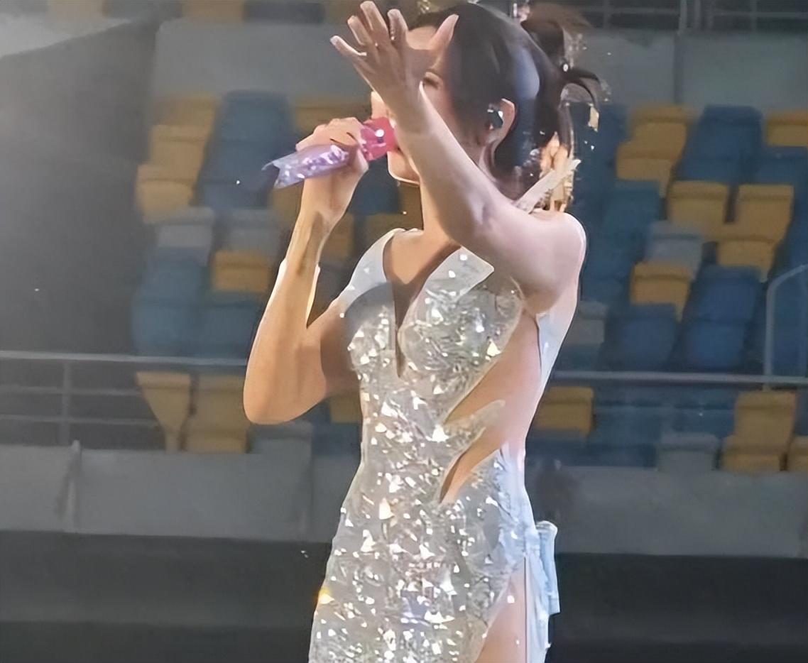 实在辣眼睛！近日，几位知名女歌手开个人演唱会，穿搭尺度离谱、衣料单薄，直接引爆全