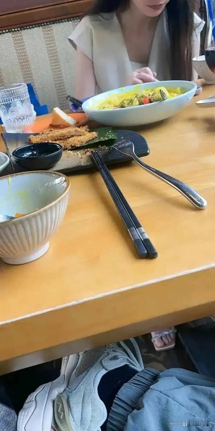 跟相亲对象第一次单独吃饭，她既不吃东西又不说话，低着头玩手机。是我点的菜太差