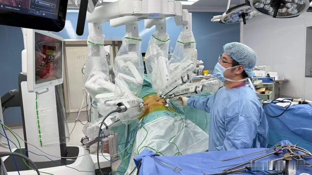 加拿大医生携幼女来华求医，花16万元“保脾”。中国的医疗资源不能让外国人享受咱们