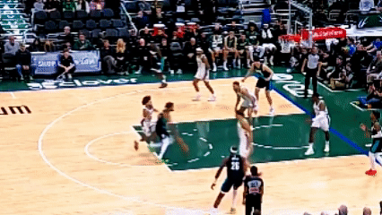 杨瀚森可得把握好机会啊！队友上场就给你喂球，结果你手上抹油还滑了。杨瀚森好不