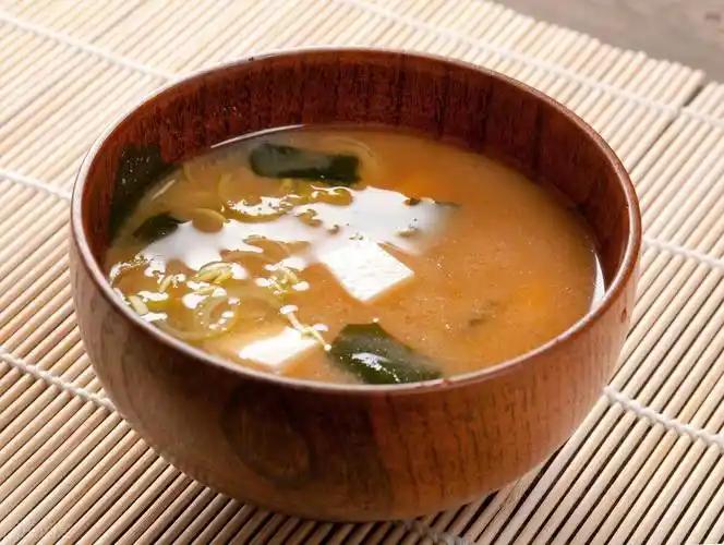 一碗味增汤，戳破了日本国产神话。 永谷园的速食味增汤被网友翻出包装印着中国制