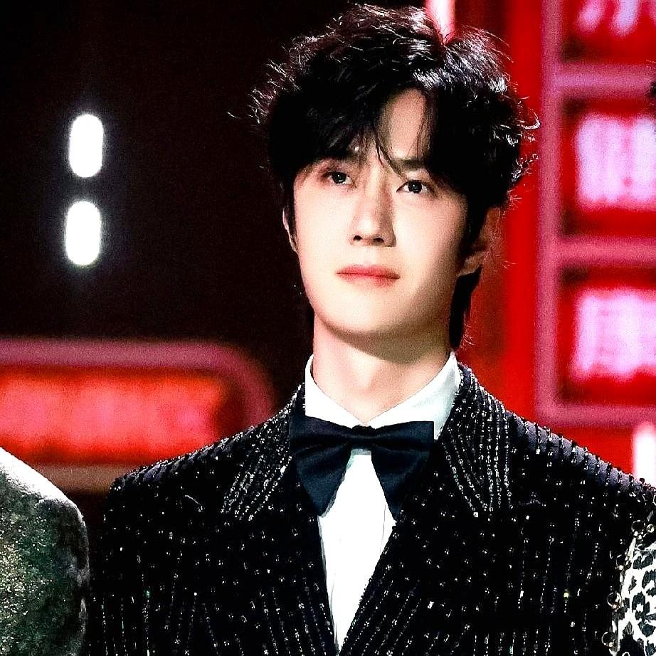 跨界表演没有丢失职业的专业性，反而展现了极强的抗压能力。王一博在跨年晚会上的表现