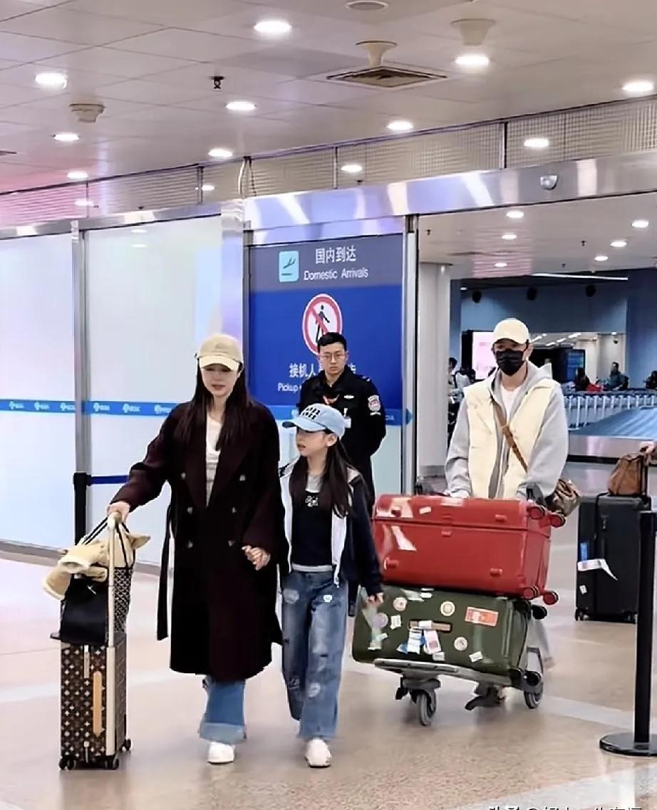 董璇9岁女儿机场一个动作，揭穿所有“富养”的谎言。她牛仔裤配棒球帽，小手死死攥