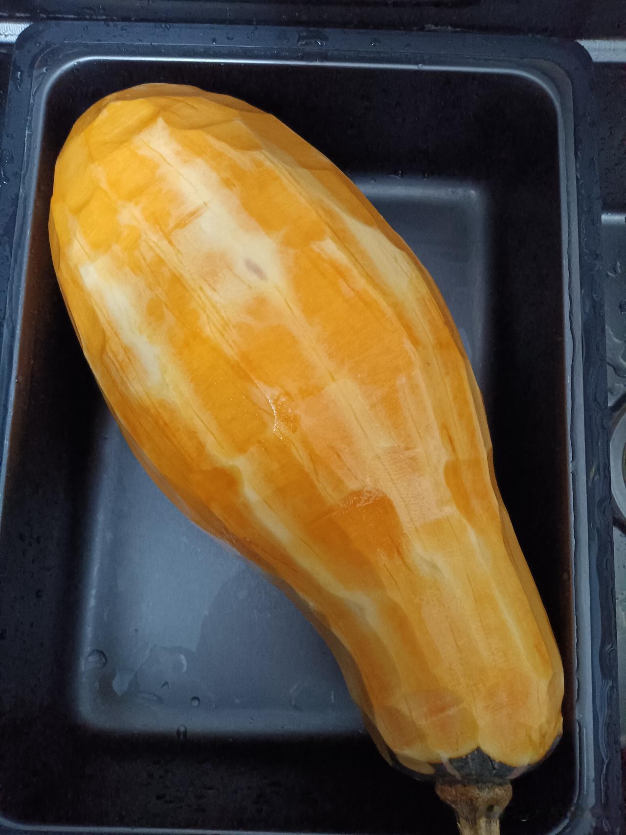 一个人忙了一个下午啦！前段时间从老家带了几个老南瓜。刚好今天休息，小孩子说想