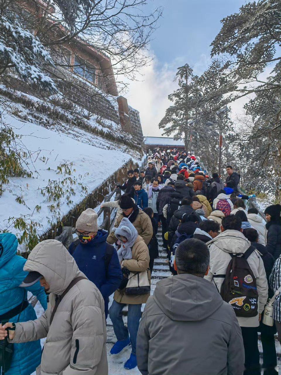 峨眉山上的游客明天就过年了你们都不回家吗