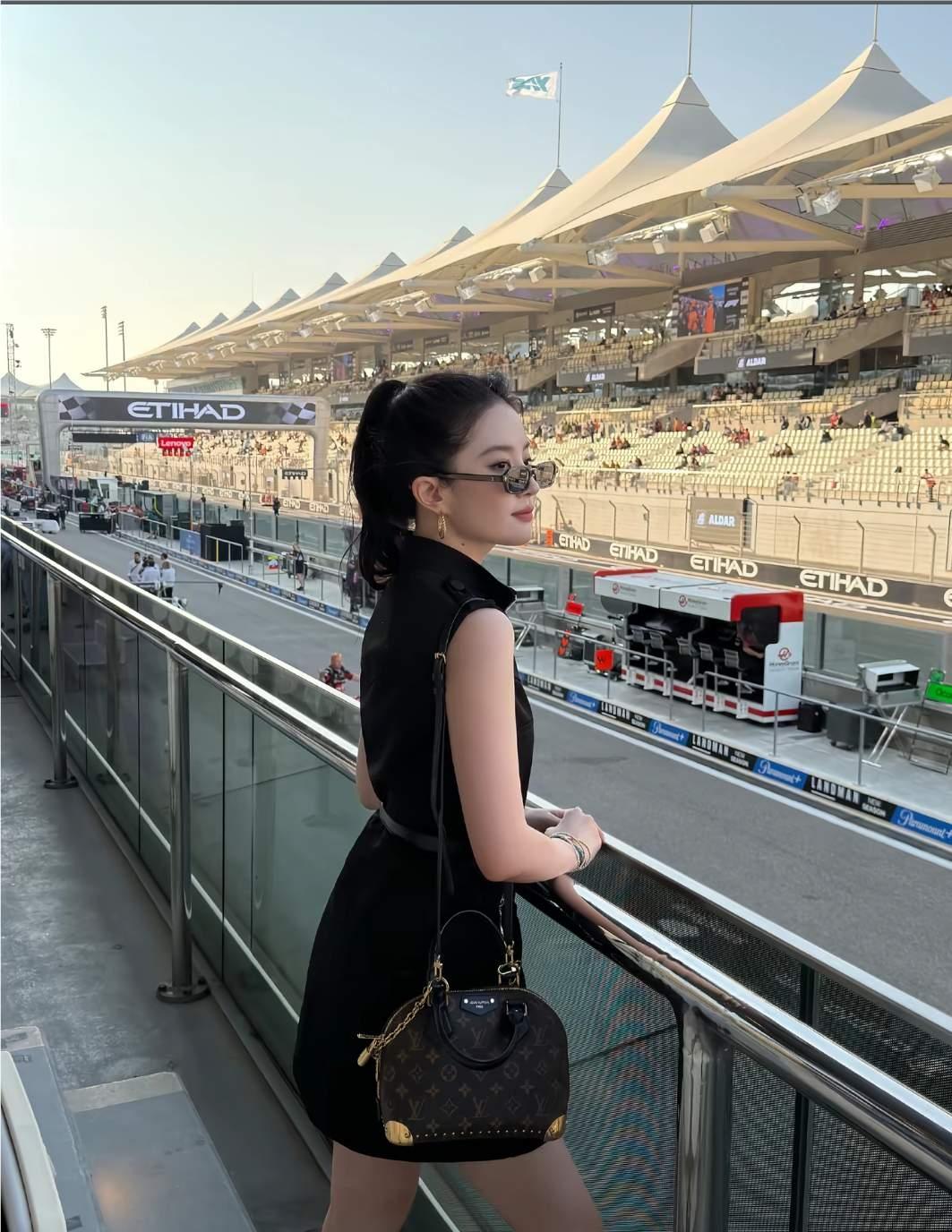 发现一个细节，就是最近巴黎时装周上，刘亦菲生图被疯传，38岁皮肤透亮得像20