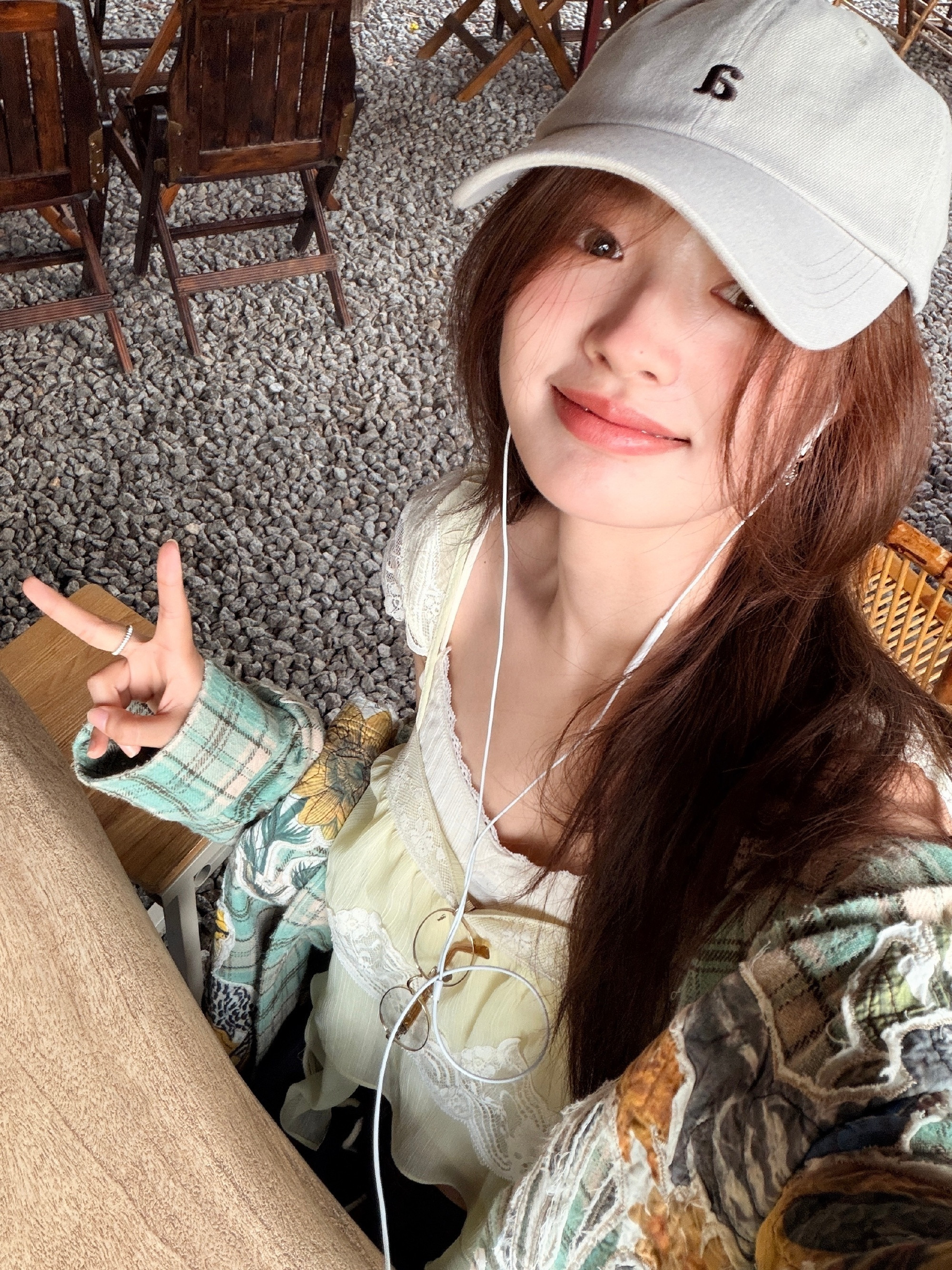 1、优酷出品的双女主悬疑剧《长夜难明》，女主在谈白鹿。2、电影《蜂蜜的针》女主目