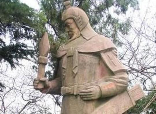 206年,李典请求将宗族部下3000户,迁至邺城。曹操心中乐开了花,李典以这1万