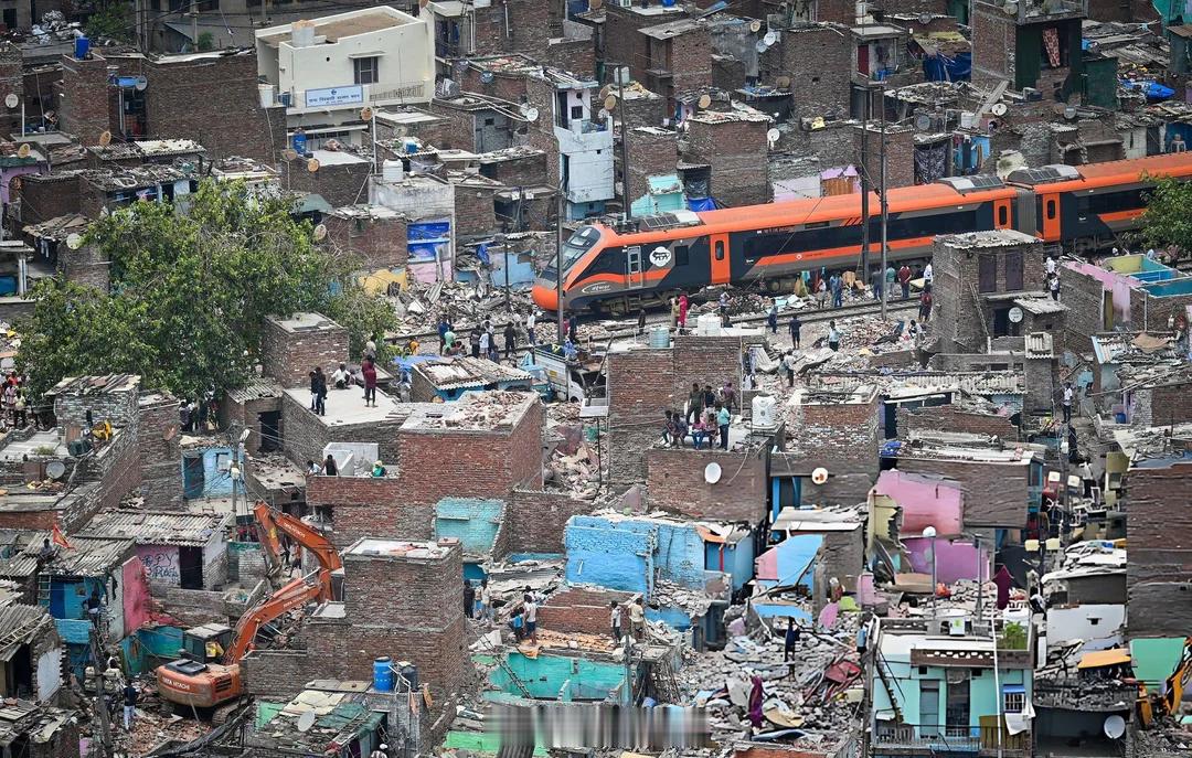 印度“国产”高铁通过德里