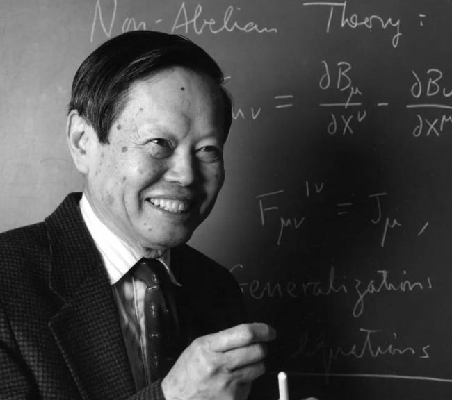 周培源先生回忆说，“1973年，毛主席和杨振宁的会面结束后，众人都站了起来，可毛