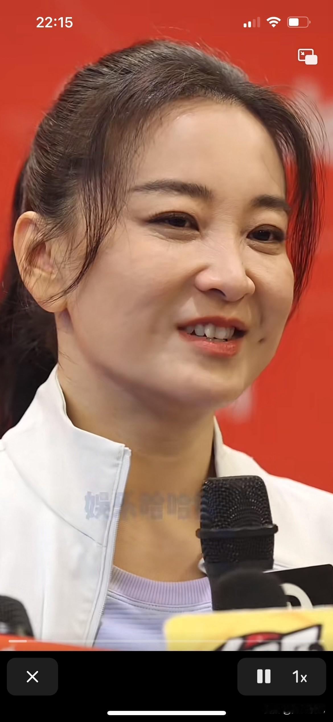 贾玲老师瘦下来太可怕了，一点笑容都没有，为什么没有以前的笑容，其实她是很想笑的，