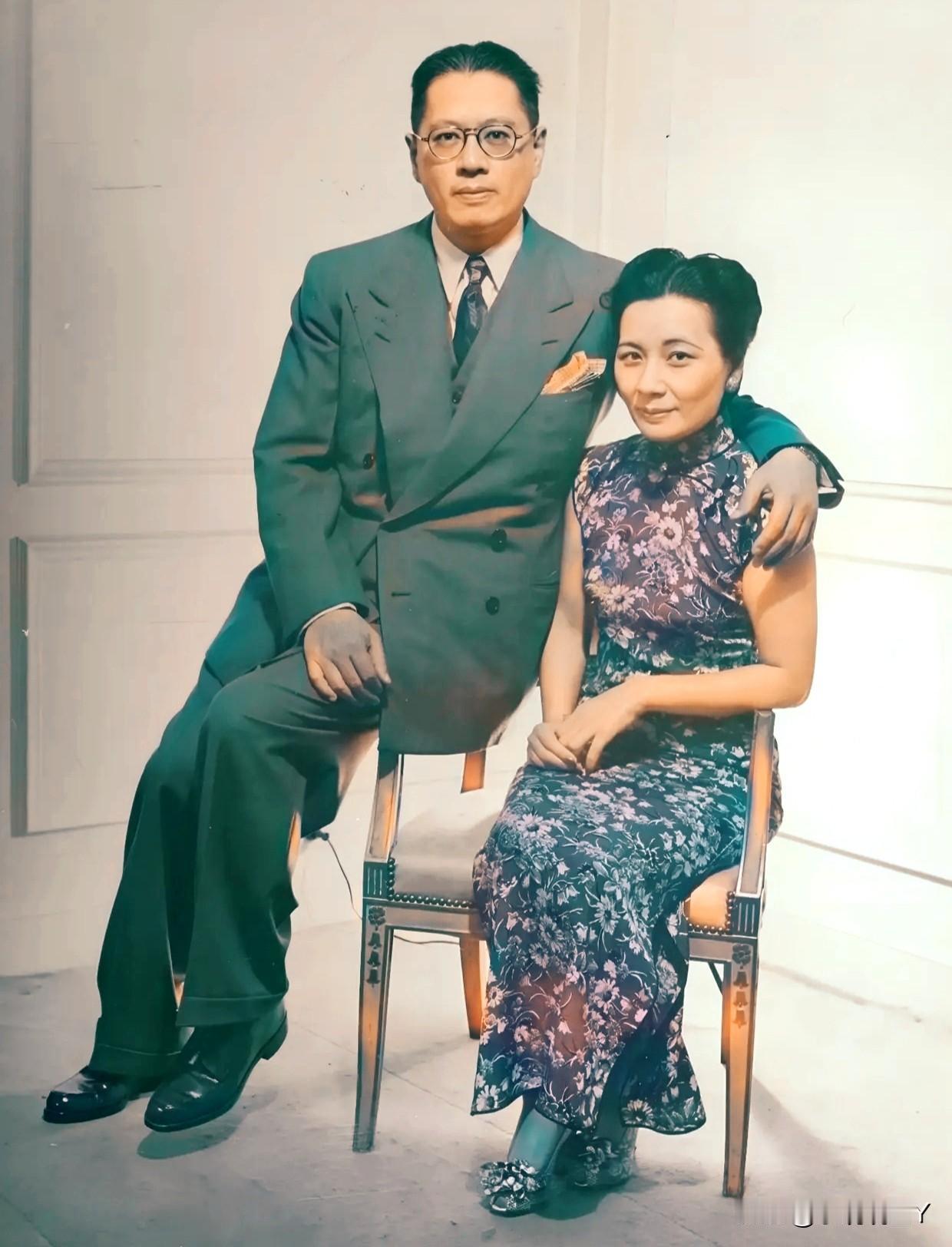 一九四六年，南京，宋子文到妹妹宋美龄家中做客，宋美龄全程招待并与哥哥宋子文合影留