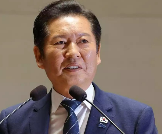 韩国共同民主党党首郑清来，对反对党国民力量党代表决选将在“反弹劾派”金文洙与张东