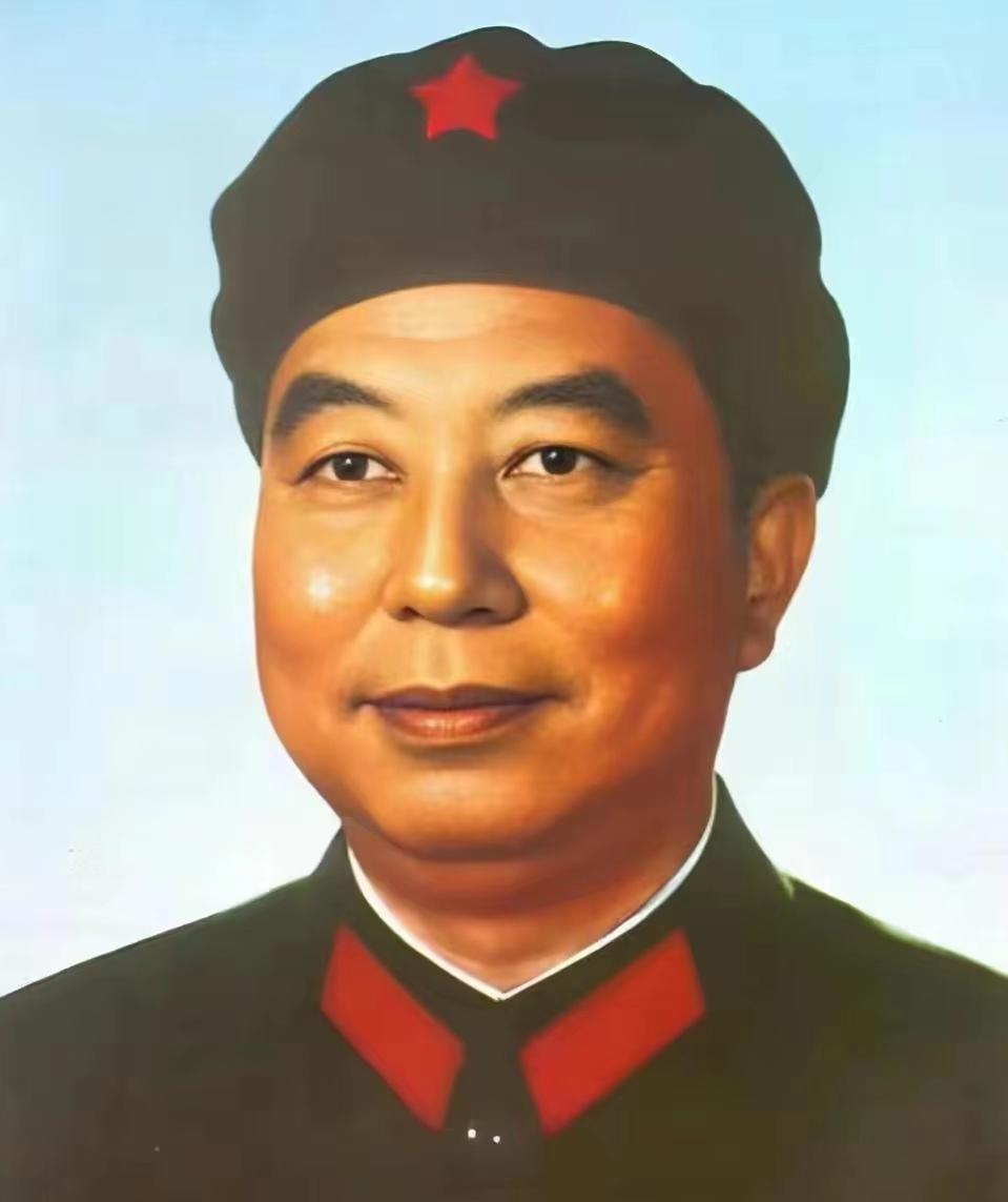 建国后首位军委主席是毛主席，第二位是华国锋同志。1976年10月，毛主席与世长辞