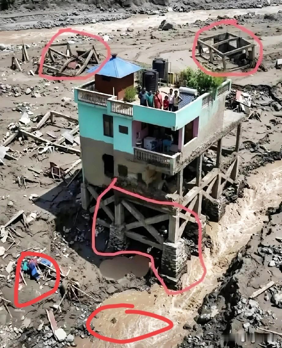 洪水来了，也扛不住高级建筑结构一栋高脚楼稳稳当当地立在那儿，它就像个钉子户一