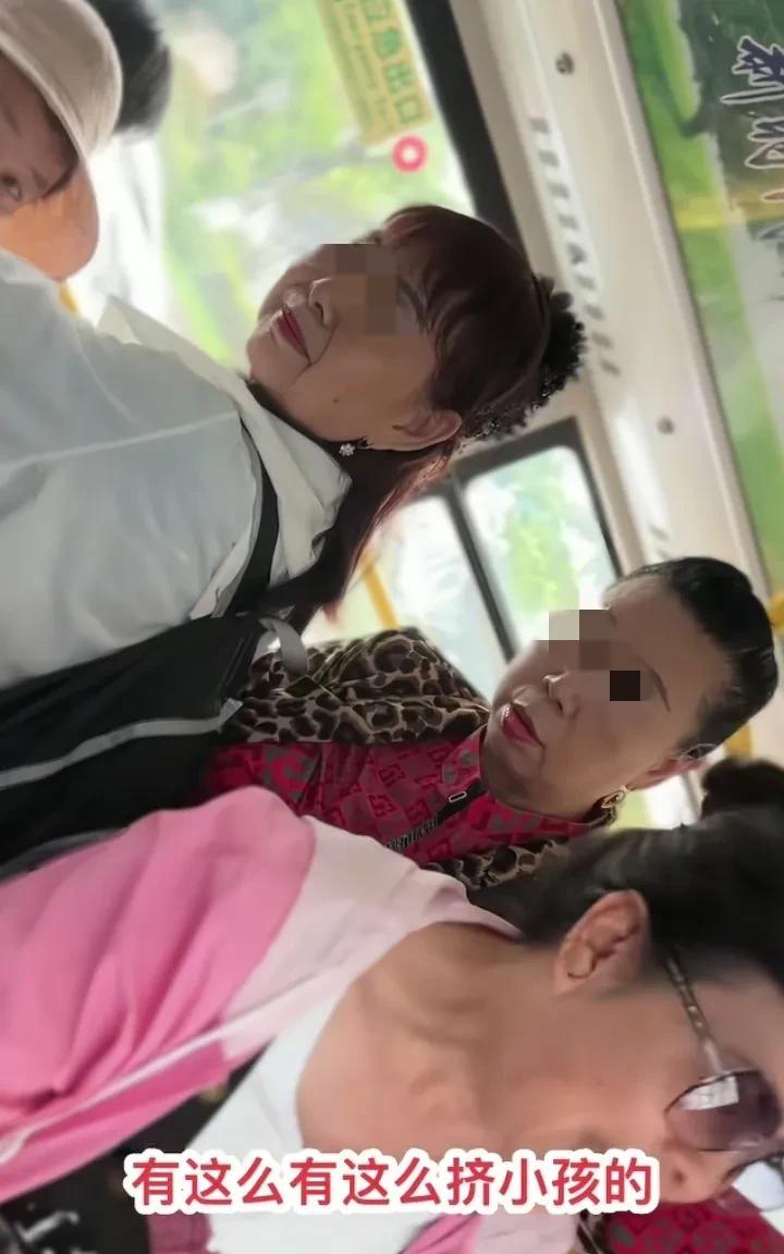 一博主发视频称，6月28日，乘坐曲靖开往沾益的公交车时，穿粉色衣服的大妈挤到了2