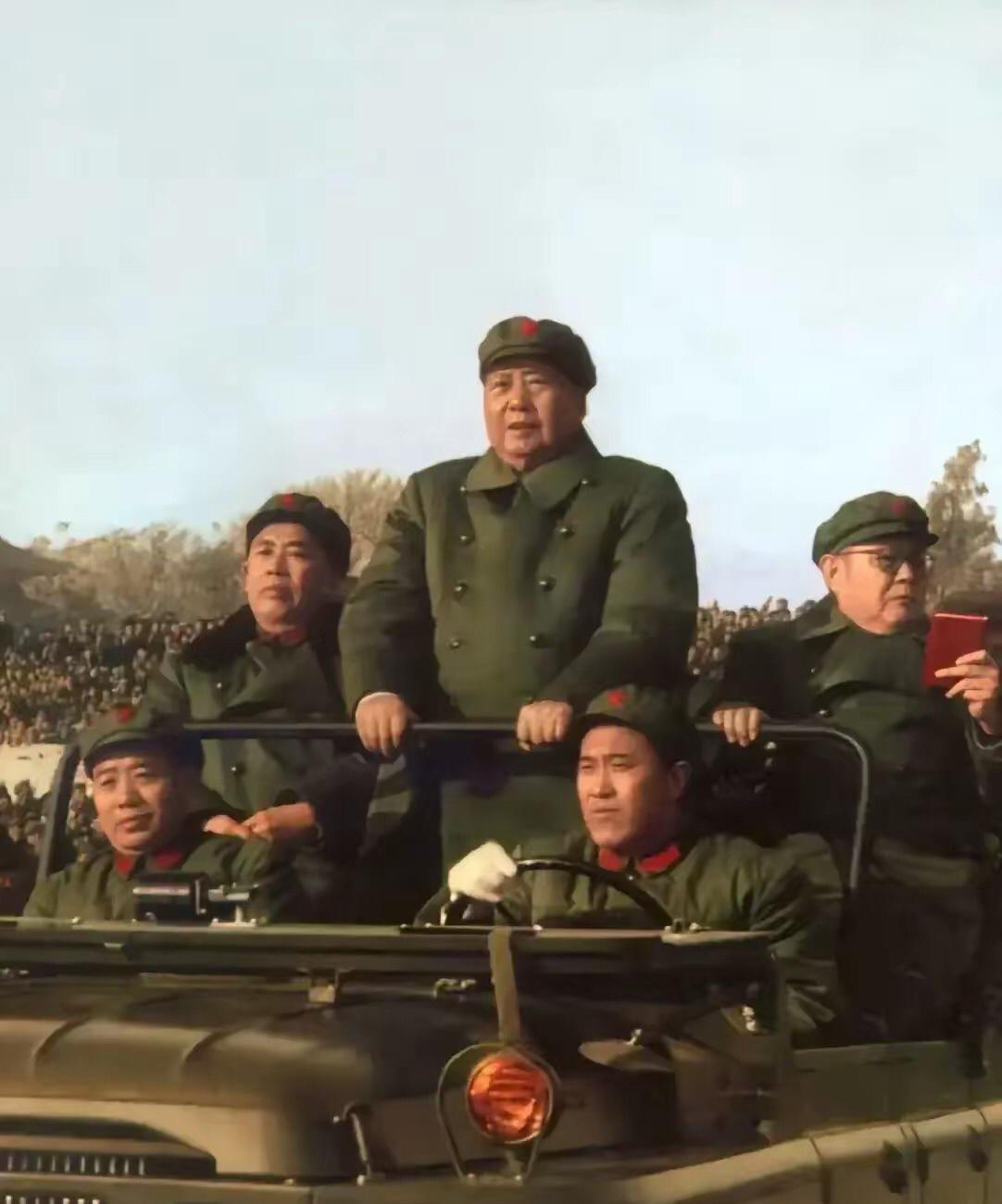 伟大领袖毛主席检阅部队，照片中毛主席右边是叶剑英元帅，毛主席左边是谁？前面两位是