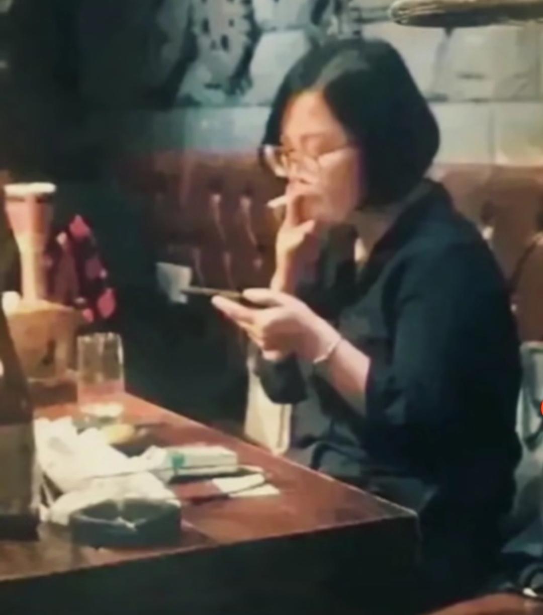 人都有两面性，一面是佛，一面是魔。谁都不例外，左手手机，右手也不闲。多“