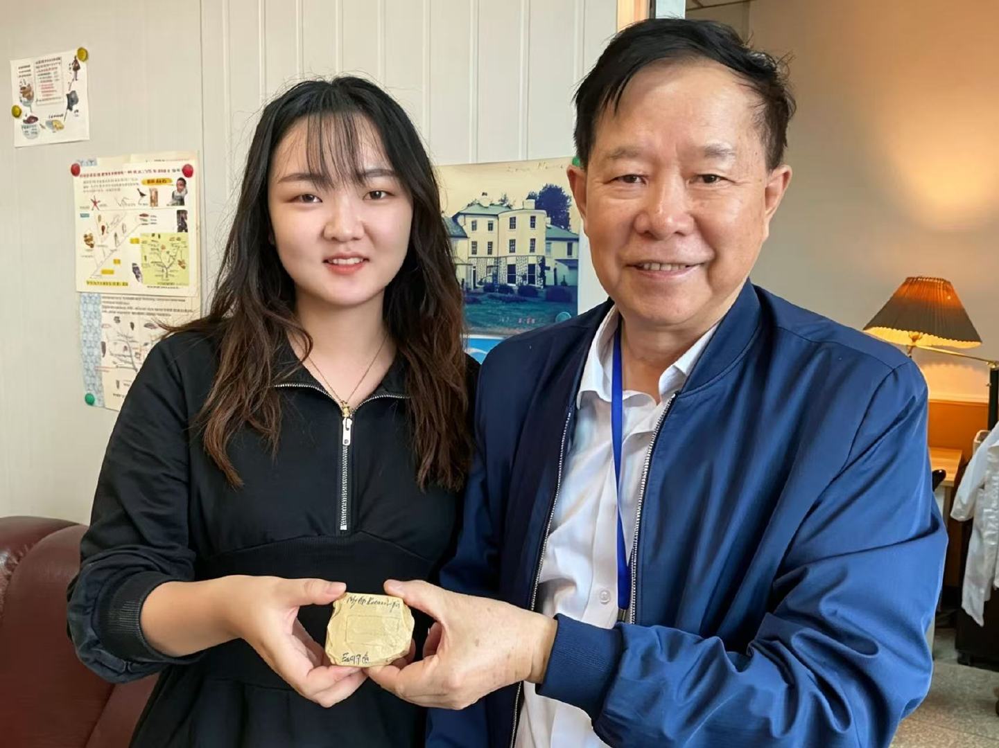 海星和柱头虫是近亲——这事到今天都反直觉。一个五条腕、硬邦邦、辐射对称；一个软趴