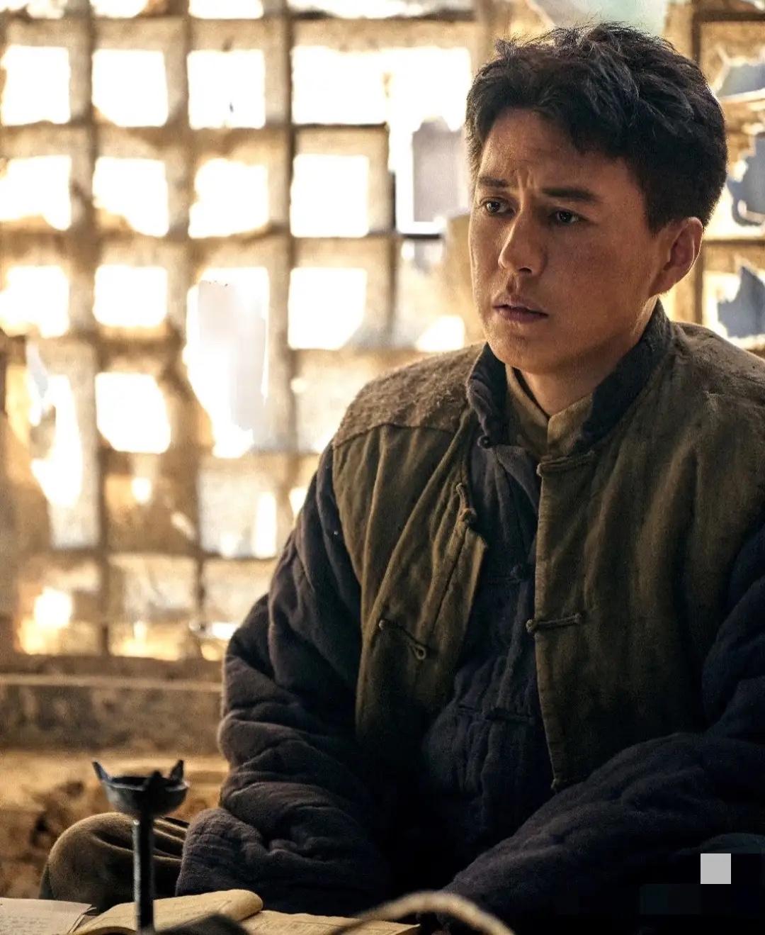 现在，娱乐圈最郁闷的明星可能就是靳东了，他不是郁闷没戏拍也不是郁闷太忙了，而