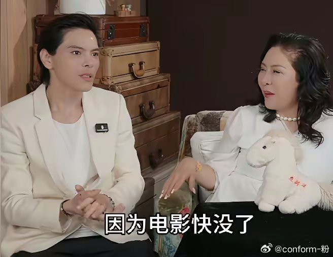 向佐一本正经地说：“《功夫女足》，建议大家不要去看。”一句话把大家给逗乐了。都知