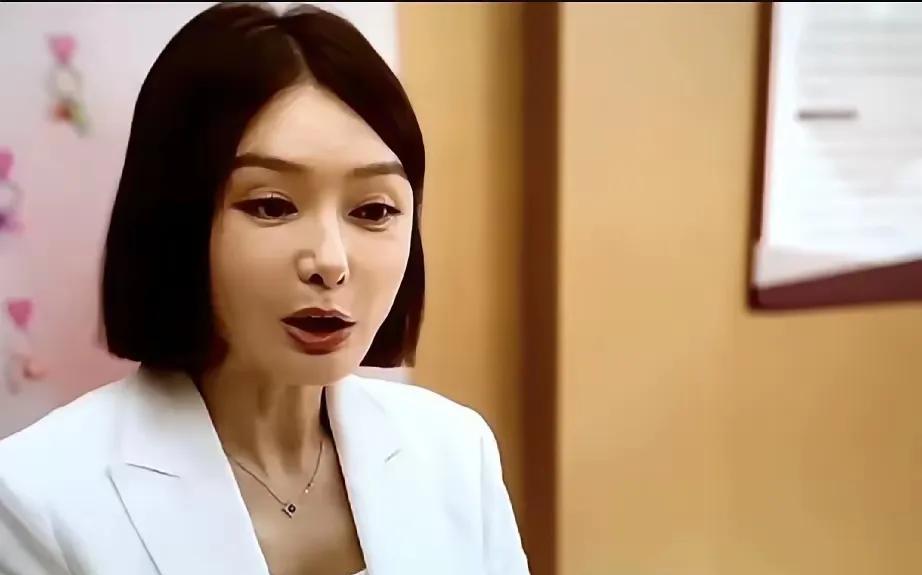 我的天哪！完了，完了，连秦岚这么漂亮的脸也保不住了，这娱乐圈是怎么了？疯了吗？